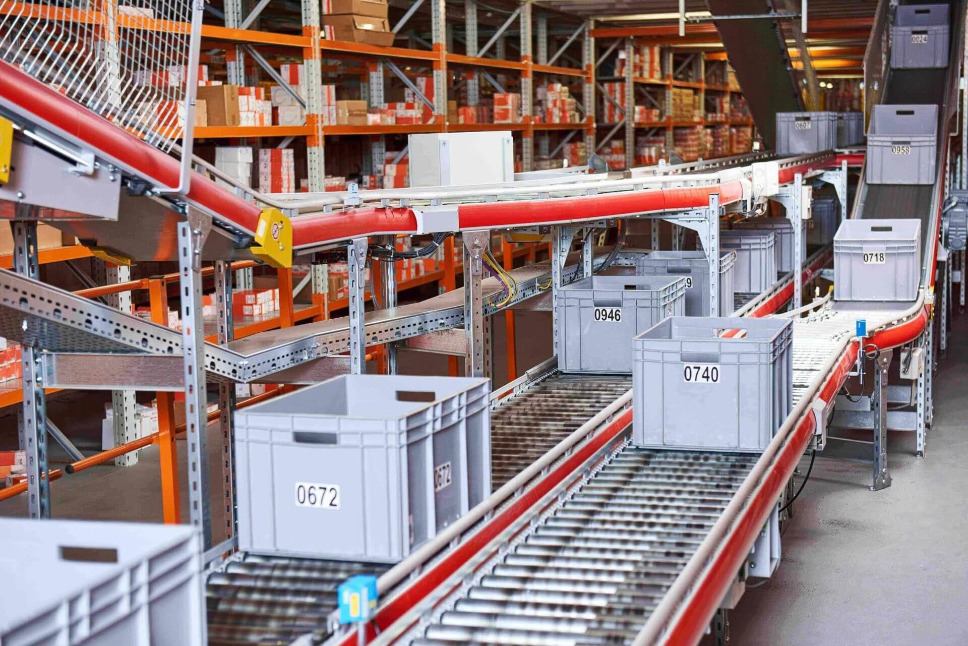 Smart conveyor systems supporting automated material handling in an Industry 4.0 warehouse environment