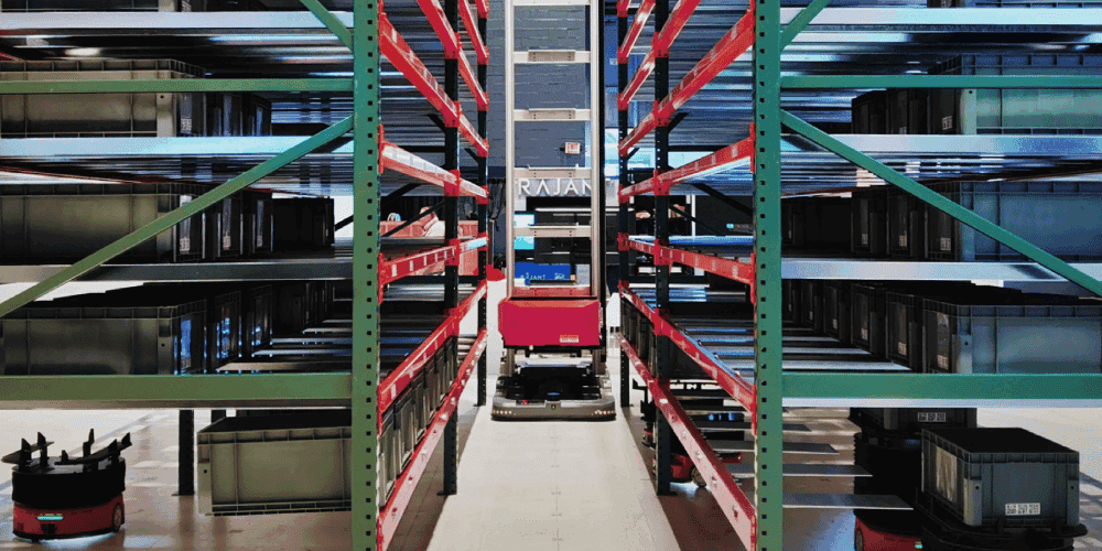 Automated storage and retrieval system operating in a smart warehouse automation environment to optimise inventory and improve picking accuracy