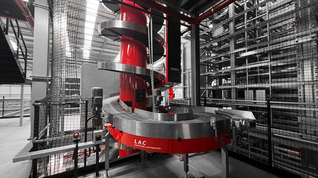 Spiral conveyor system in a warehouse